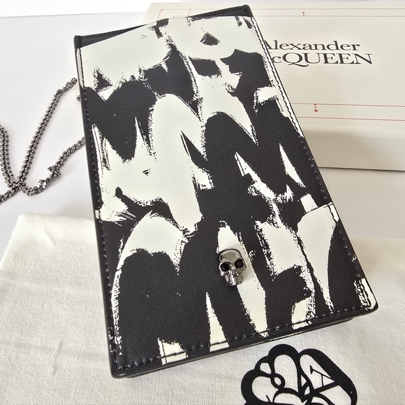 Alexander McQueen Skull Leather Phone-Case-On-Chain Black & White - Picture 9 of 10
